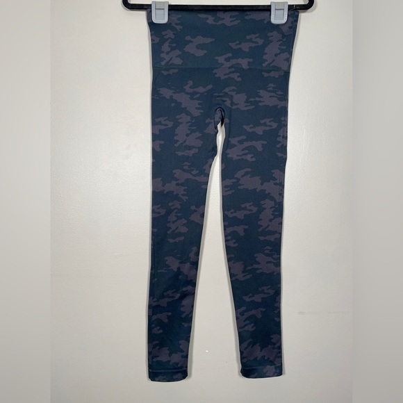 SPANX Look At Me Now Seamless Cropped Leggings Camo Black Size Large - Picture 7 of 8